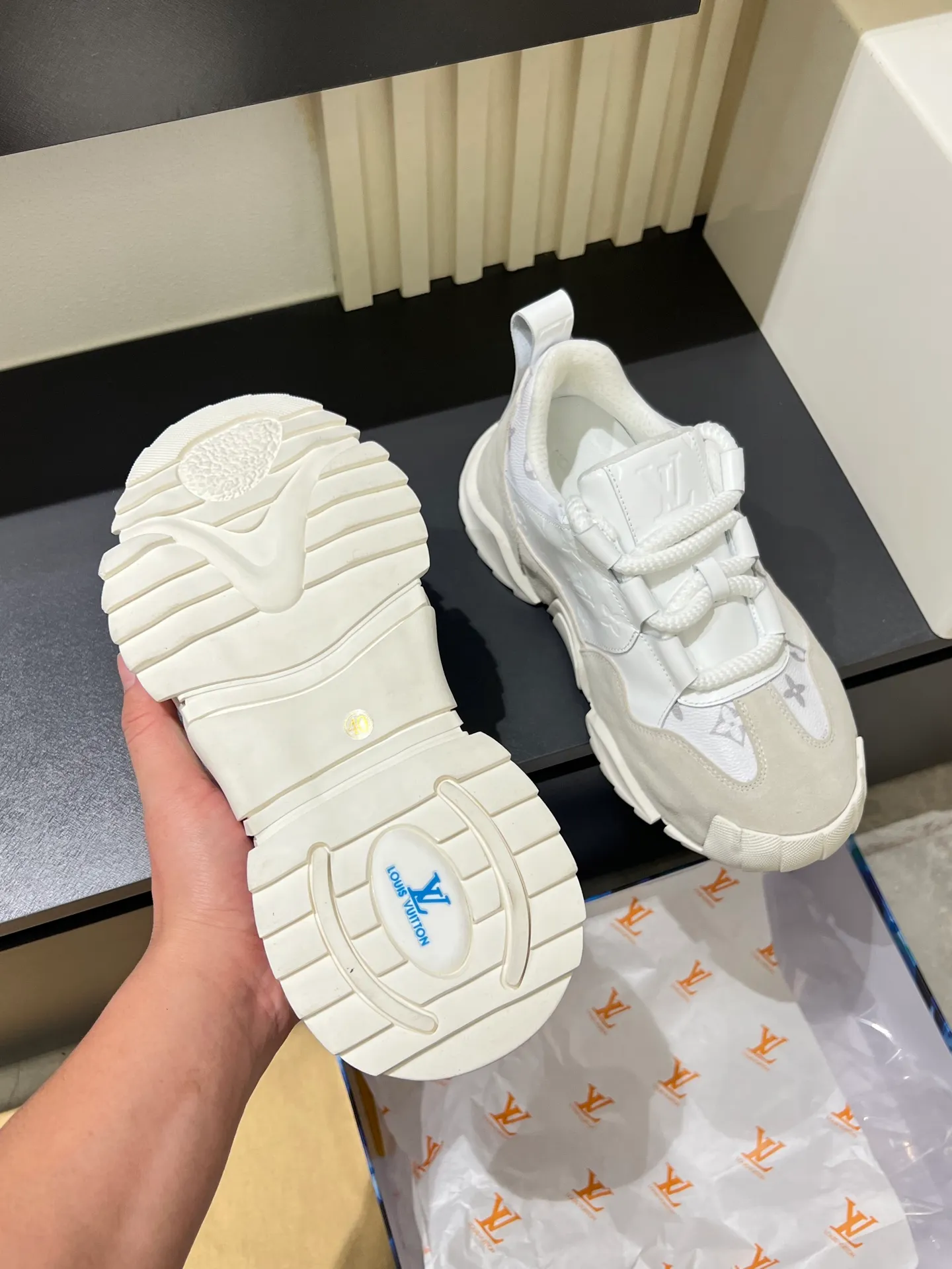 p600 "LOUI* VUITTO*" popular men's casual shoes, genuine development in Italy 💯Purchasing level quality ✔️The upper is made of first-layer cowhide, comfortable and soft sheepskin feet ⚡️ Fashionable and versatile, the toe last shape is firm and full, the soles are made from original LV molds and can be freely entered and exited the counter. Light and comfortable on the feet~Purely handmade, details determine quality! Size:39-44!